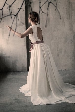 Свадебное платье с круглым вырезом на спинке